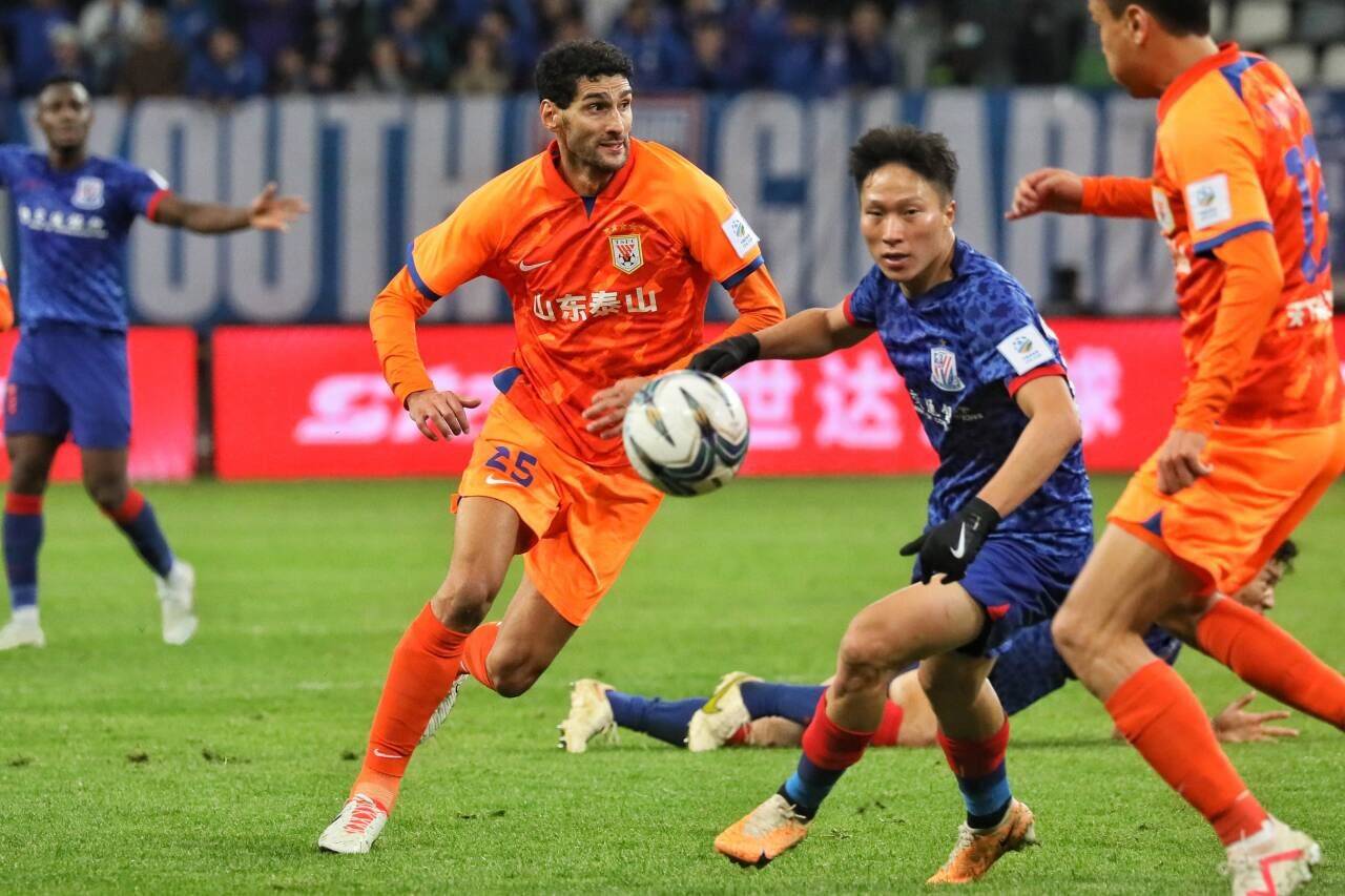 山东泰山客场奏凯，费莱尼头球制胜(36岁费莱尼宣布退役)